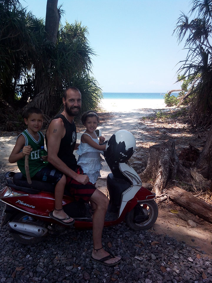 En moto por la isla de Neil en las Islas Andamán, India.