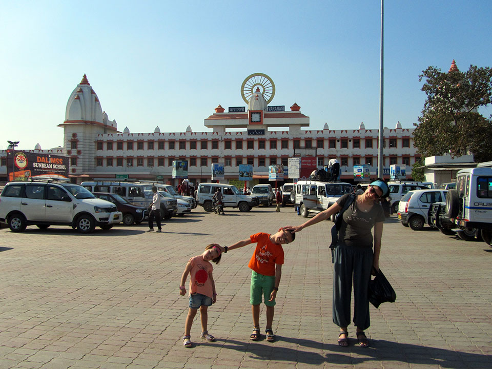 Estación de tren de Varanasi, India.