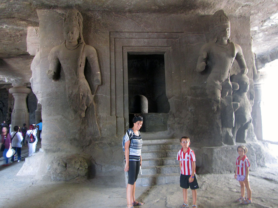 Estatuas en el interior de las cuevas en la isla Elefanta en Bombay, India