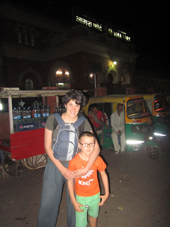 Exterior de la estación de Agra, India.