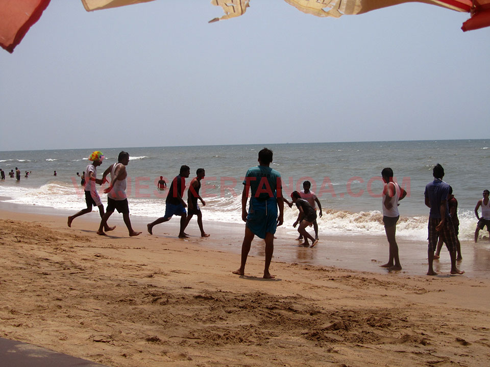 Borrachos como cubas en la playa de Anjuna, en Goa, India.