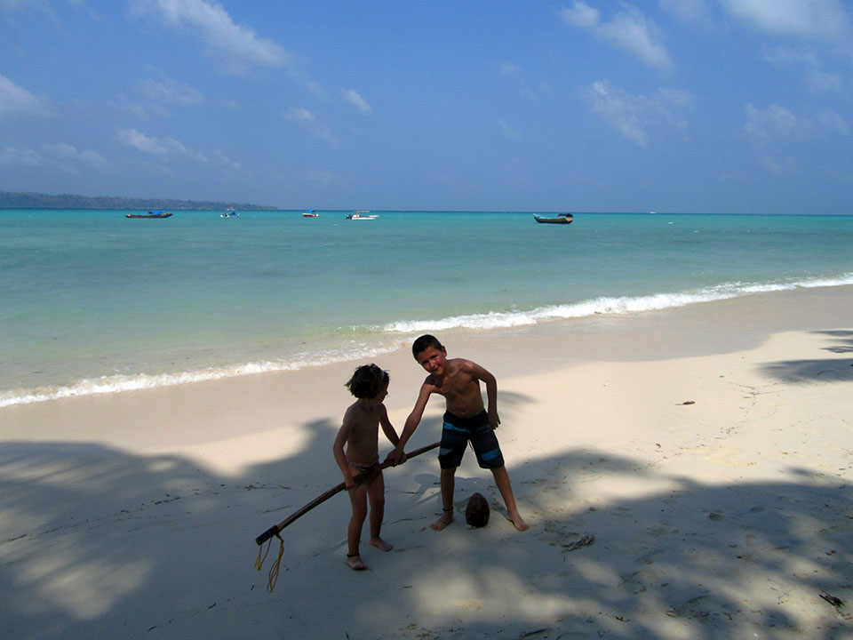 Intentando abrir un coco en la isla de Havelock en la Islas Andamán, India.
