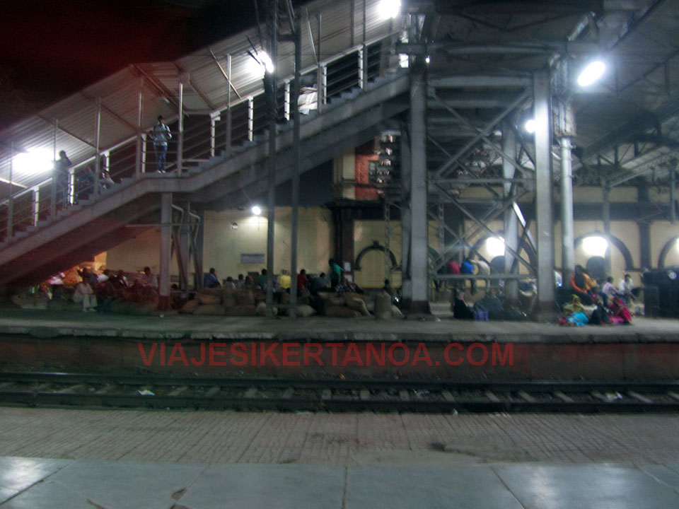 Interior de la estación de Agra Cant en India.
