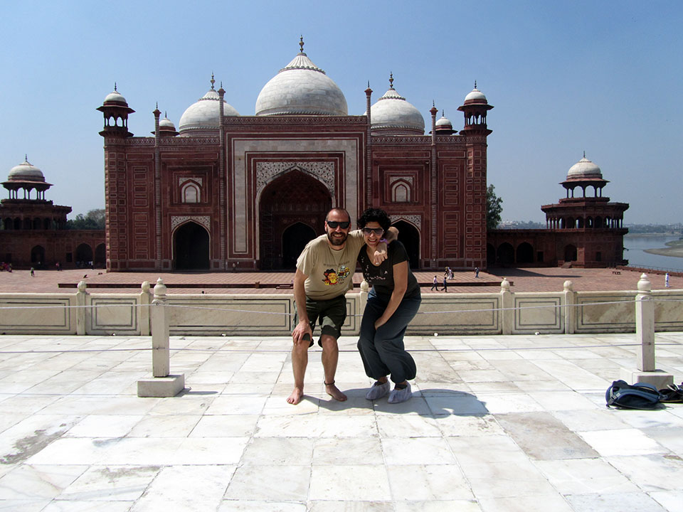 La mezquita de arenisca roja al oeste del Taj Mahal en Agra, India.