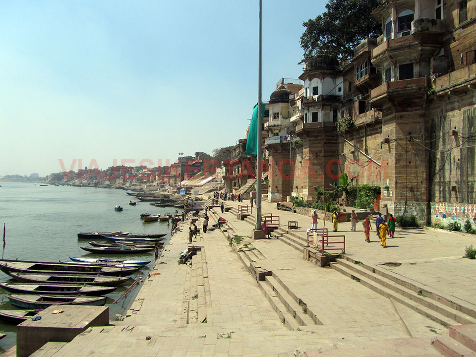 Los ghats a lo largo del río Ganges en Varanasi, India.