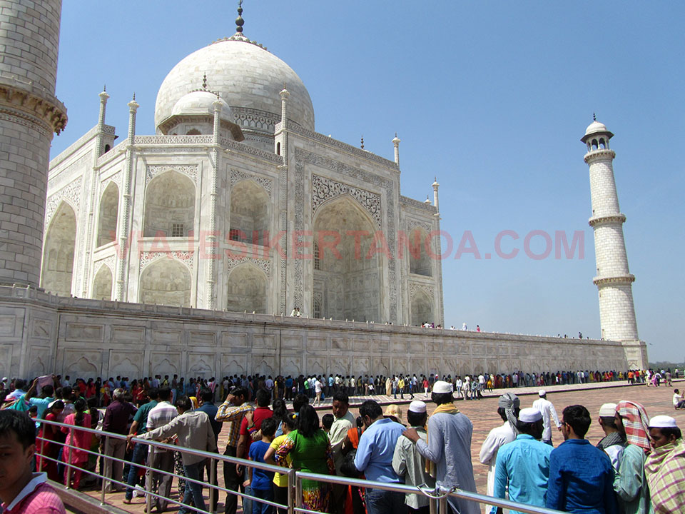 Miles de personas haciendo cola para entrar a la cúpula principal del Taj Mahal en Agra, India.