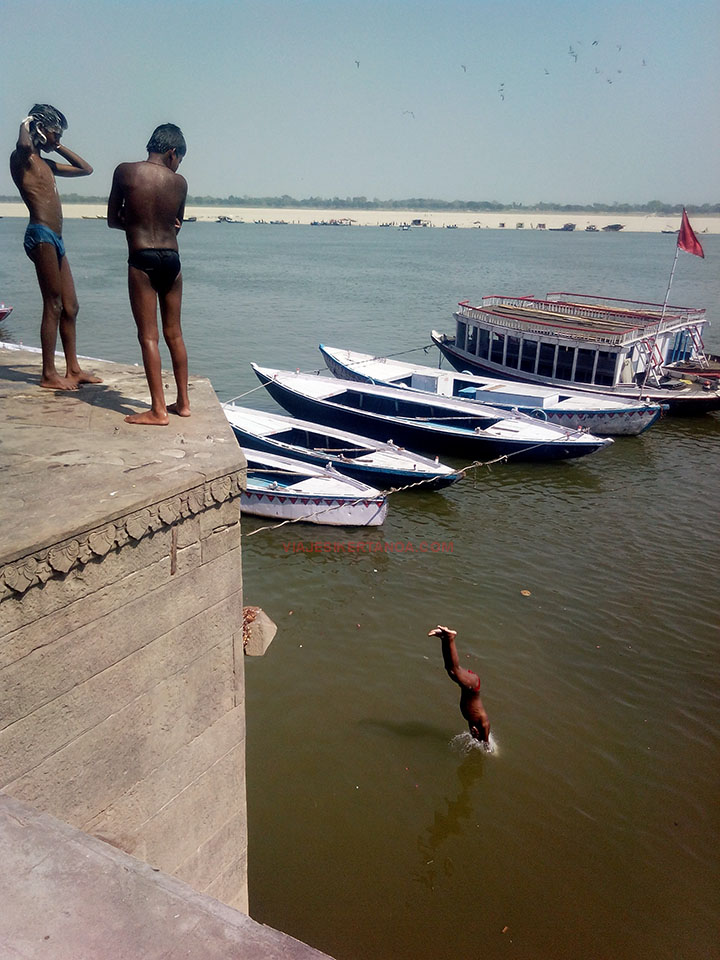 Niños saltando al río Ganges en Varanasi, India.