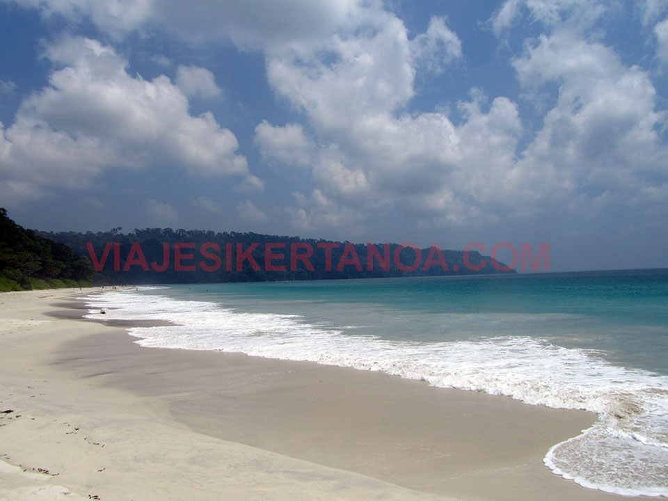 Parte izquierda de la playa de Radhanagar en la isla de Havelock en las Islas Andamán, India.