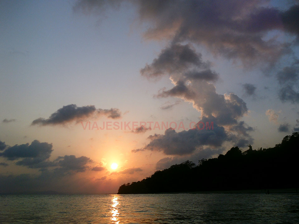 Puesta de sol en la isla de Havelock en las Islas Andamán, India.
