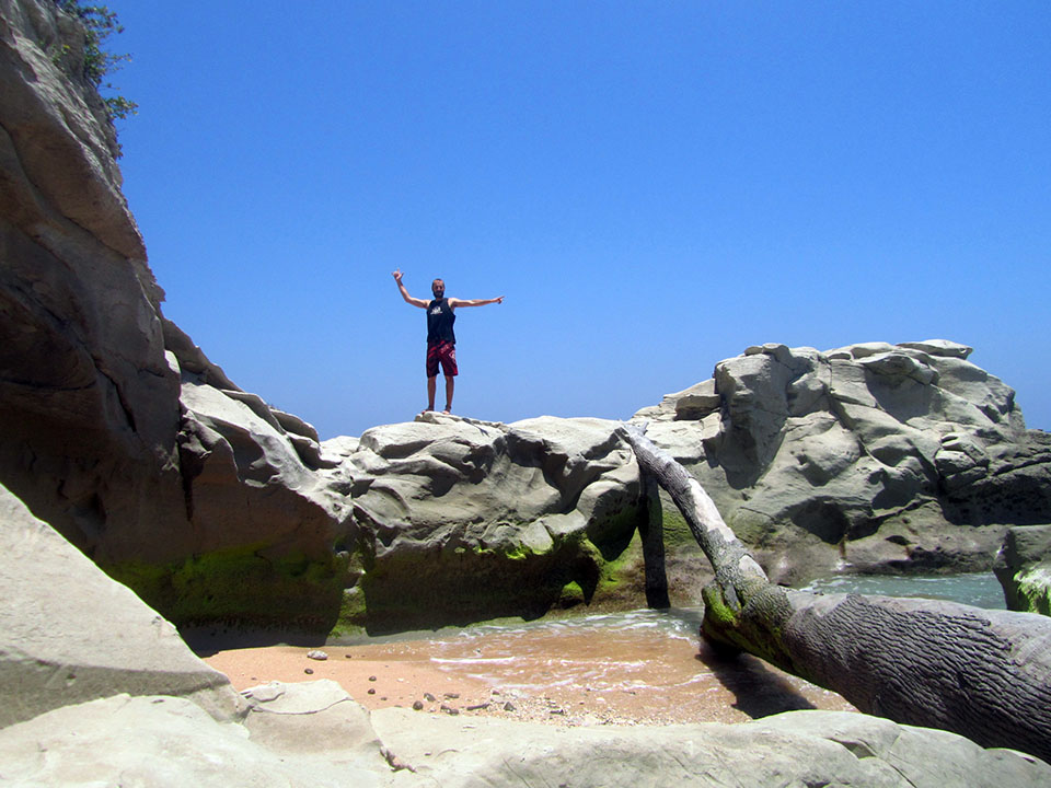 Saltando rocas en la playa nº5 de la isla de Neil en las Islas Andamán, India.