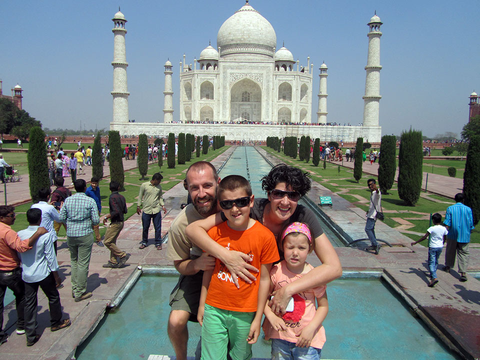 Todos juntos en el Taj Mahal en Agra, India.