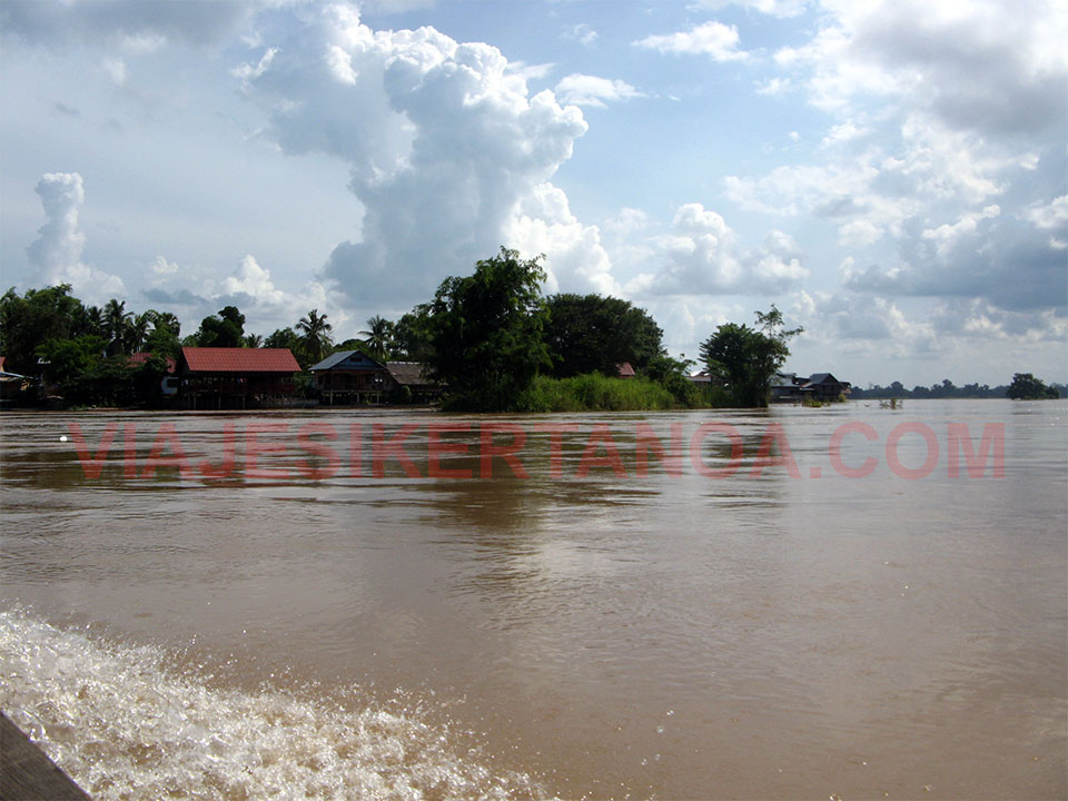 Atravesando el río Mekong para llegar a Don Det en Laos.