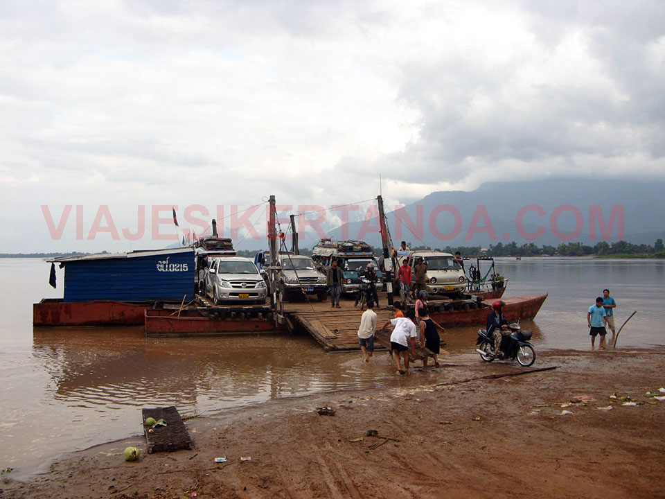 Barcaza atravesando los coches por el río Mekong en Champasak, Laos.
