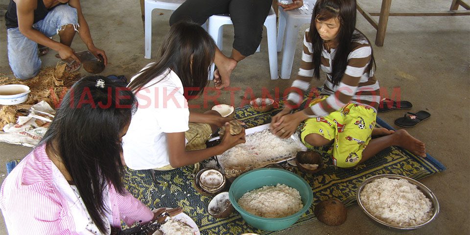 Cocinando coco en la isla de Koh Rong en Camboya.