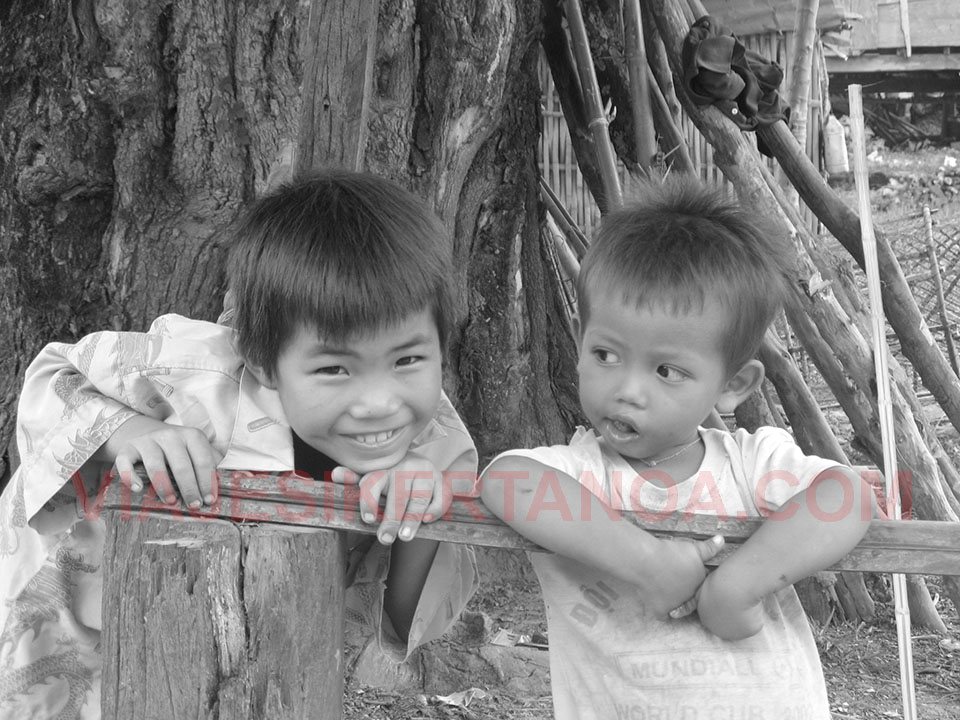 Niños jugando en Don Det, Laos.