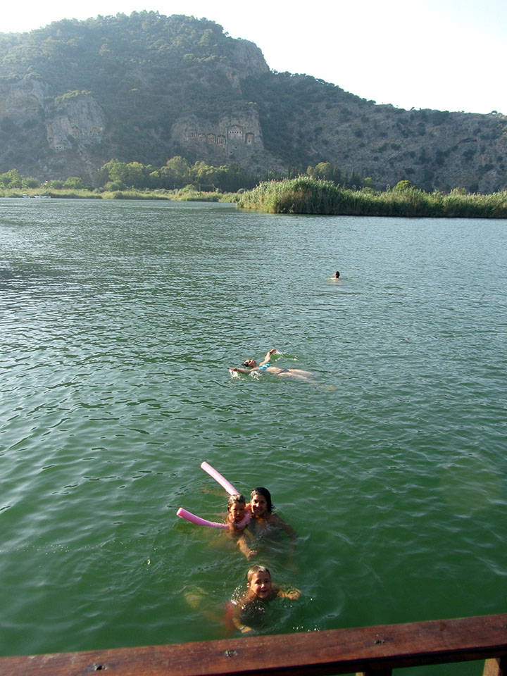Baño en el río Dalyan en Turquía.