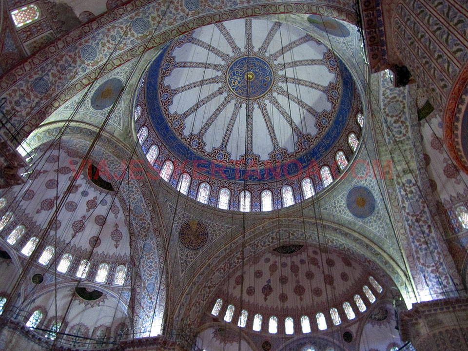 Bovedas de la Mezquita Azul en Estambul, Turquía