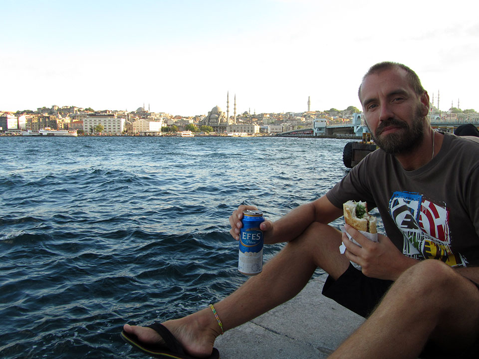 Comiendo un bocata de pescado a orillas del mar de Mármara en Estambul, Turquía.