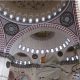 Con la cabeza tapada en la mezquita de Suleymaniye en Estambul, Turquía.