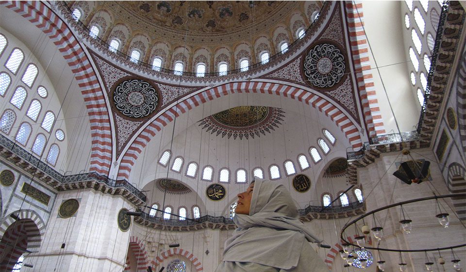 Con la cabeza tapada en la mezquita de Suleymaniye en Estambul, Turquía.