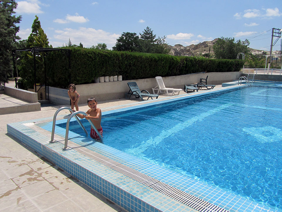 En la piscina del Kaya Camping en Göreme, Turquía