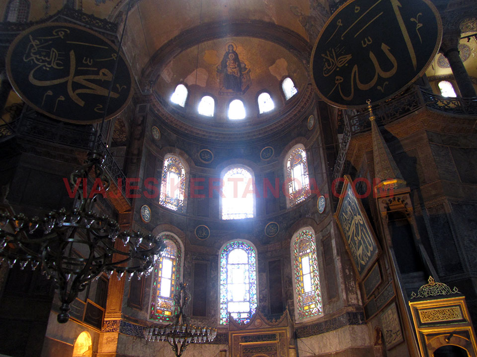 Interior de Santa Sofía en Estambul, Turquía.