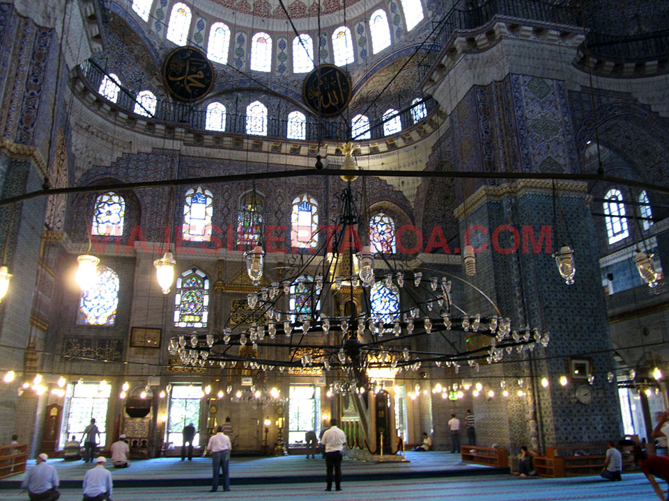 Interior de la Mezquita Nueva en Estambul, Turquía