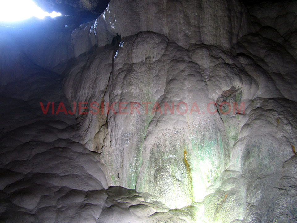 Interior de la cueva de Kaklik en Turquía