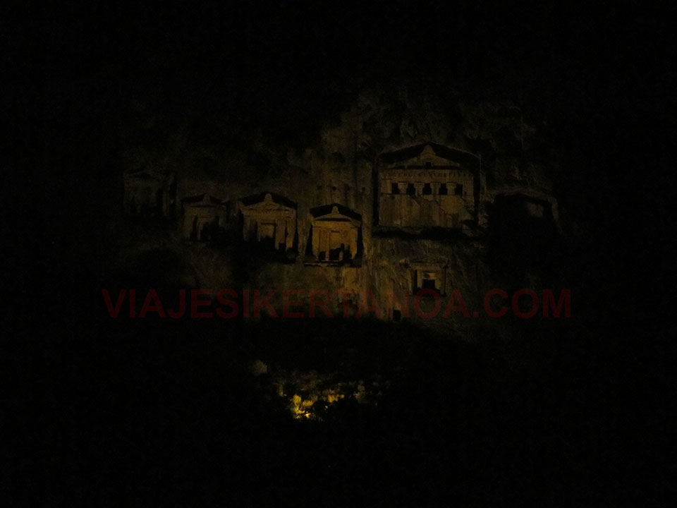 Las tumbas Lícias de Dalyan iluminadas por la noche, Turquía.