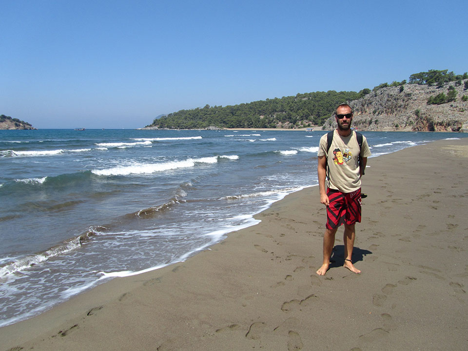 Paseando por la playa de Dalya en Turquía