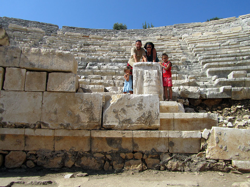 Piedra tallada con gladiadores en las ruinas de Patara, Turquía.