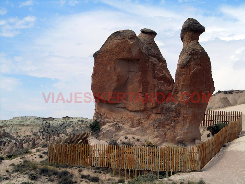 Roca esculpida por el viento en la Capadocia, Turquía
