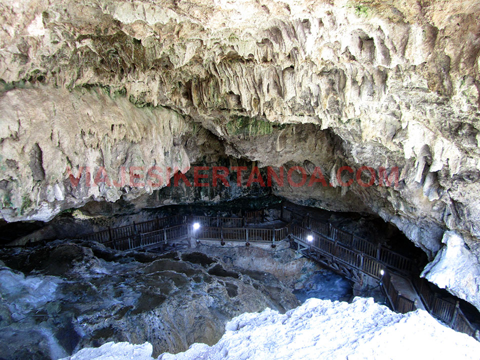 Vista desde arriba de la cueva de Kaklik en Turquía
