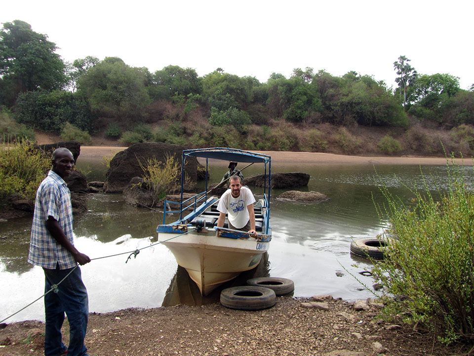 Barco para recorrer el río Gambia en el Parque Nacional Niokolo Koba en Senegal