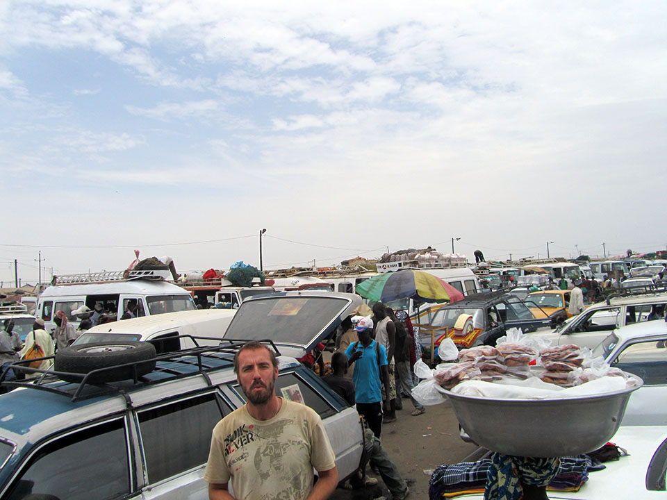 Comiendo en la gare routiere de Kaolack en Senegal.