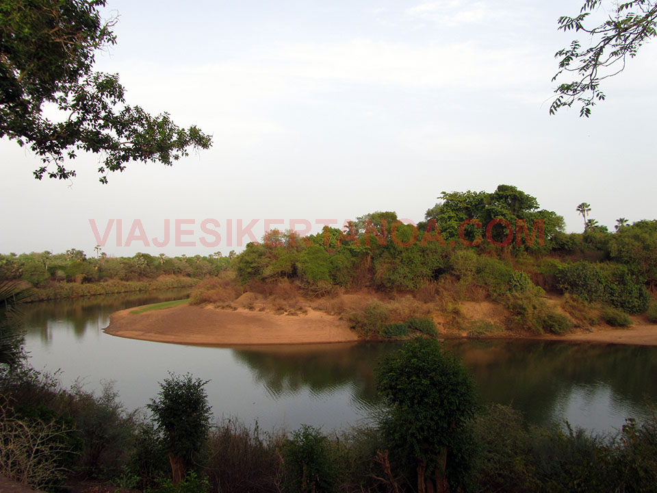Meandro que forma el río Gambia a su paso por el Parque Nacional Niokolo Koba en Senegal