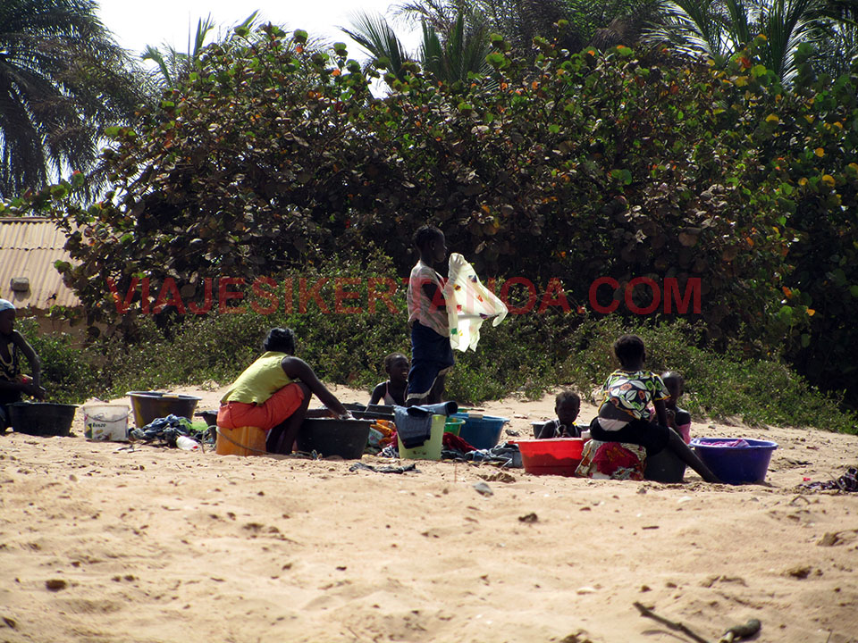Mujeres lavando la ropa en la playa de Palmarín, Senegal