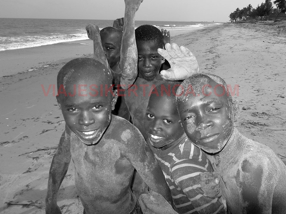Niños jugando en la playa de Palmarín, Senegal