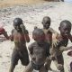 Niños jugando en la playa de Palmarín en Senegal