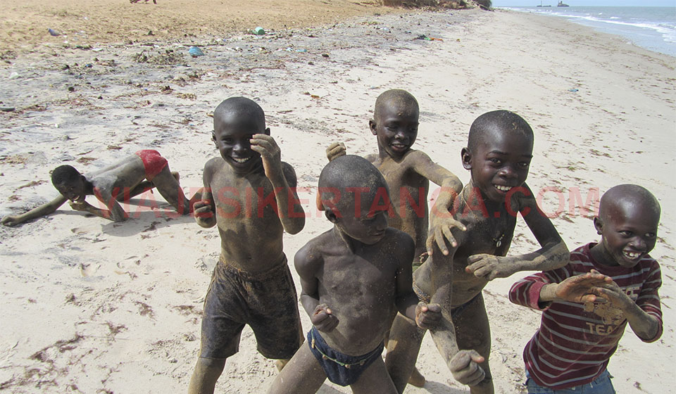 Niños jugando en la playa de Palmarín en Senegal