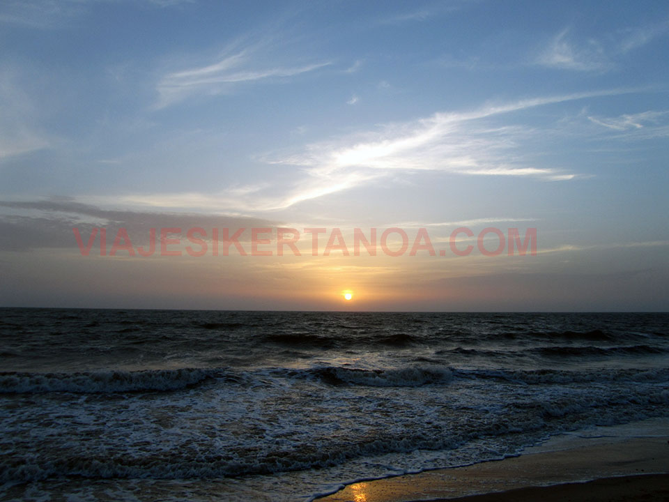 Puesta de sol en la playa de Palmarín, Senegal