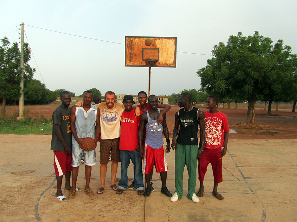 Tercer tiempo después del partido de baloncesto en Kédougou, Senegal