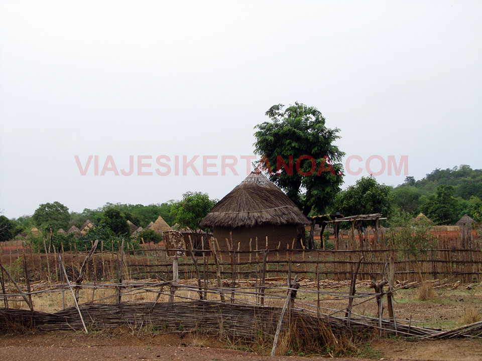 Típicas casas de la región del País Bassari en Senegal