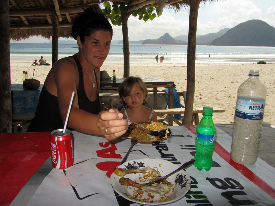 Comiendo en un warung en la playa de Selong Blanak en Lombok, Indonesia