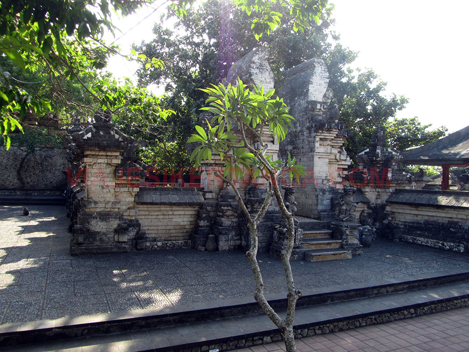 El templo de Ulu Watu en la península de Bukit en Bali, Indonesia