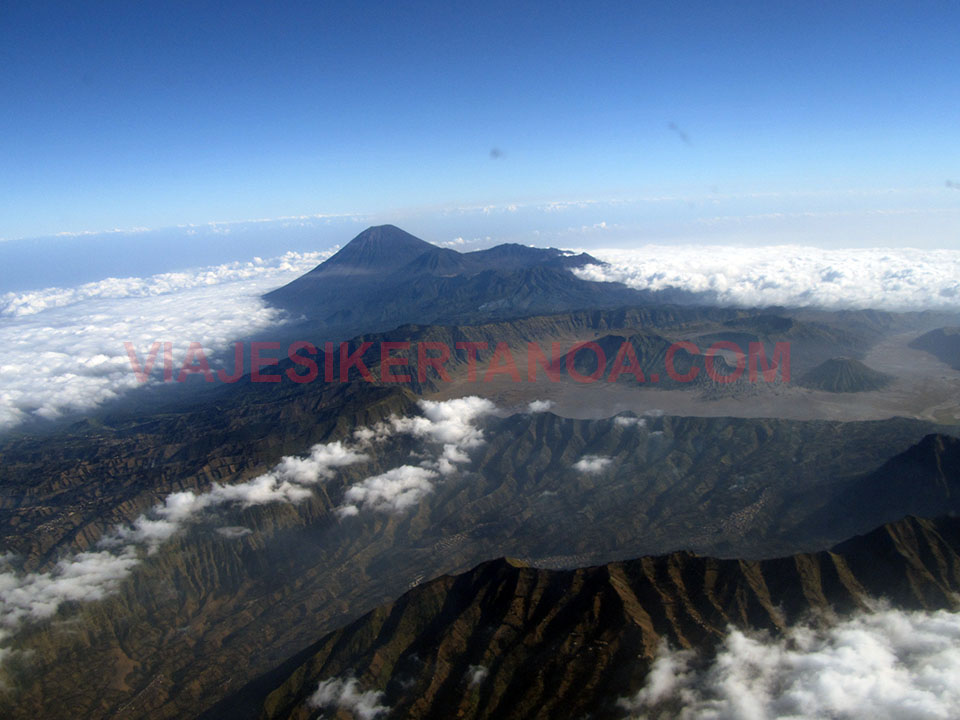 El volcán Bromo rodeado de nubes desde el aire en Indonesia