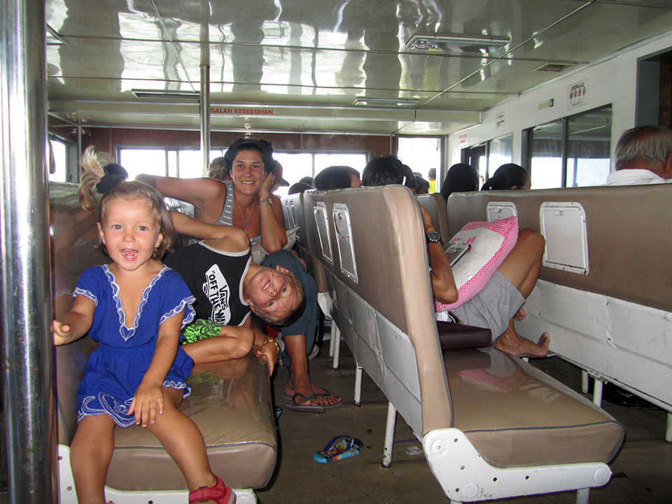 Ferry de regreso a Padangbai en Bali, Indonesia