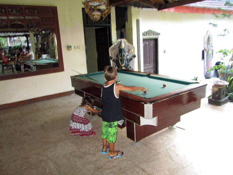 Jugando al billar en el hotel de Lombok, Indonesia