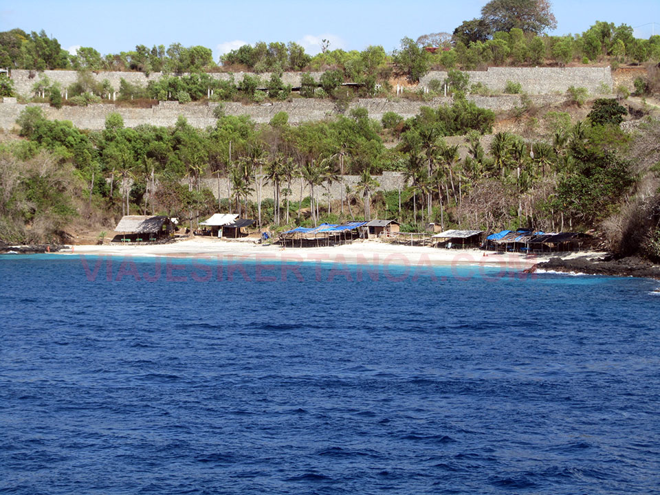 La playa de Blue Lagoon desde el ferry aLombok, Indonesia