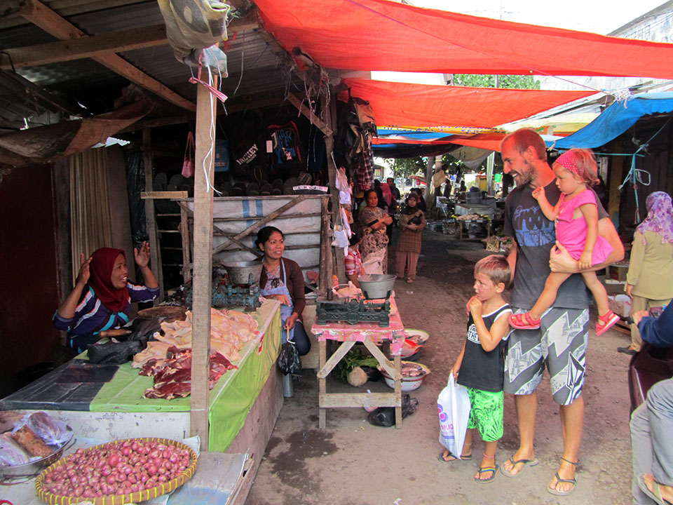 Mercado de comida en Praya en Lombok, Indonesia